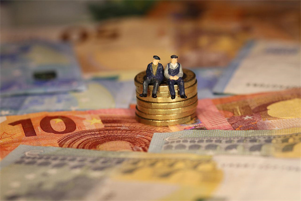 信用卡5万一年利息1800高吗(信用卡是一个月一还吗)